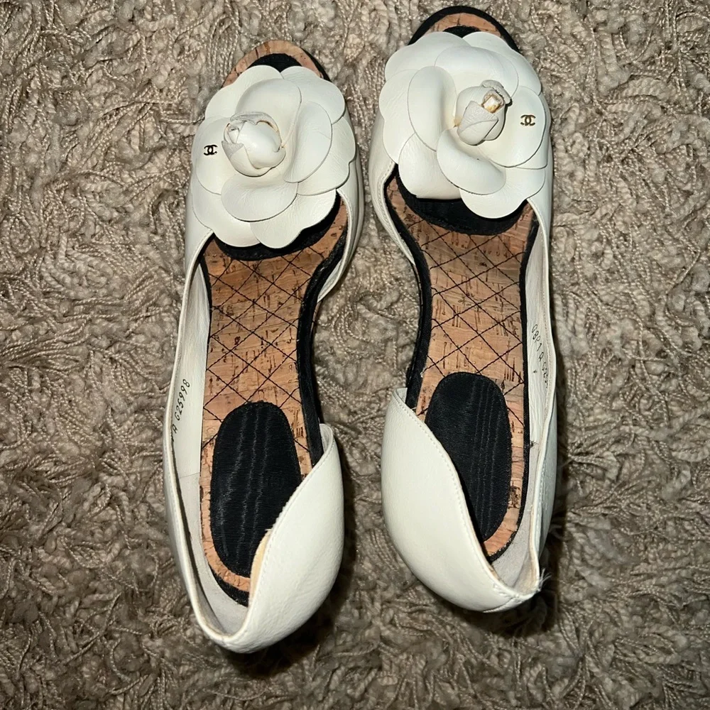 Chanel ivory leather Camellia d’orsay wedge with black accents - Picture 6 of 12